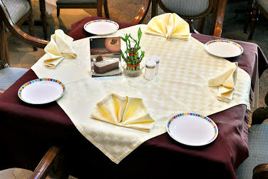 Round Table Cover, Runners & Napkins